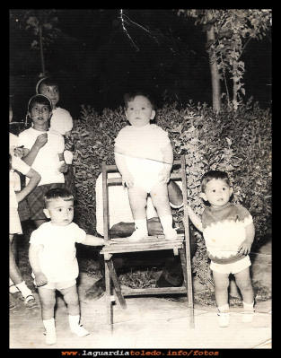 De niños
Juan José Huete “cacha” Juan Cristóbal Huete “clarín” y José Pedraza (el del molino) en el jardín 1966.   
Keywords: el jardín 1966