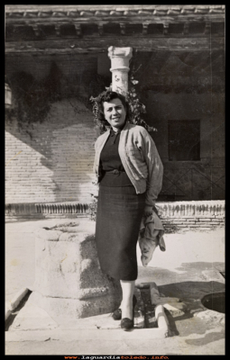 MAESTRA
Dª Sagrario, maestra en La Guardia, por  los años 50. 
Keywords: Dª Sagrario  maestra