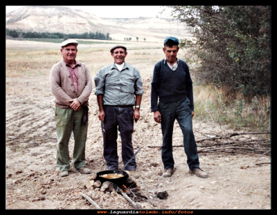 jornaleros
En el campo y, sobretodo en la vendimia, lo mejor para comer el guiso.
Juanito Pasamontes, Julian Puerta y Enrique Peláez.

Keywords: el campo el guiso