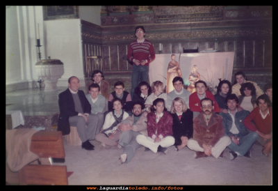 jovenes
Jóvenes guardiolos y D. Marcelino, (párroco del pueblo de la época) posando delante del Belén, en el altar mayor  de la parroquia.
Navidad 1985.
Keywords: Jóvenes guardiolos Navidad 1985.