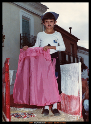 Juán Ángel Torralba de torero en una carroza
Creemos que se trata de las fiestas de 1980, a ver si lo podéis asegurar para documentar la foto.
FIESTAS, CELEBRACIONES Y TRADICIONES: < Fiestas patronales 1980
Keywords: juan angel torralba torero