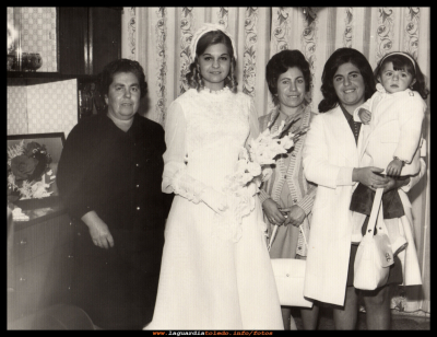 Boda de Goyi Tacero, 1972
Juana Hernández, Goyi Tacero, Presen Huete, Marina Huete y la niña, Mª Carmen Torralba
Keywords: boda Goyi Tacero