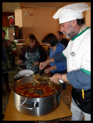 Repartiendo las judías
Listas para comer...
Festival gastronómico de Proyecto Tupi. Judías con matanza.22-3-14
Keywords: judias
