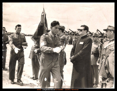 Jurando bandera
Eugenio Orgaz “el regaor” jurando banderas en 1958.
Keywords: jurando banderas 