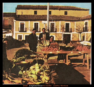 La plaza
Martin Portillo y Tomás Morales.
¡¡Voy a la plaza!! Era una expresión muy común en el pueblo, hasta los años 70 que se cambio por ¡¡Voy al martes!! 
En los 70 ya solo se vendía en la plaza  la fruta y verdura, todas las mañanas se ponían los puestos para este menester.
En décadas anteriores también se vendía la carne y el pescado.
La plaza en esos años era un mercado al aire libre, que no faltaba tampoco el puesto del churrero.
Era una plaza viva y bulliciosa.

Keywords: la plaza martes churrero años 70 