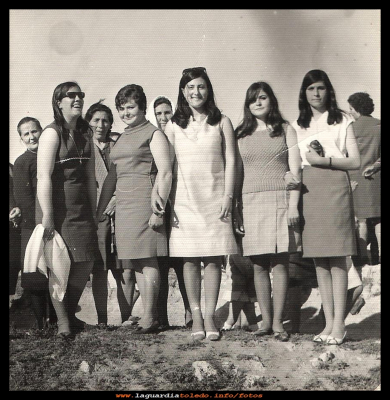  las Mozas
Las amigas, Lola, Vicenta García,  Mª Antonia García, Mercedes García, y  Basi Muñoz. 
Las espectadoras, Paca, Dolores y Martina.
(1968)

Keywords: Las amigas (1968)
