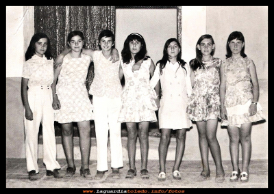 las chcas
Mozas del año 1970.
Por la izquierda: Juani “la grilla” juli “la chinas” Encarna “la mica” Victoria “la paulia” Mª Paz,  María “la liebre” y Mª Rosa “la chaspirras”

Keywords: Mozas del año 1970