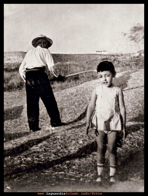 limpiando
Ignacio Cabello limpiando la parva en la era, bajo la Picota en 1960.
Keywords: limpiando la parva