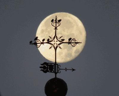 La puesta de la luna llena al amanecer en el día de la Virgen Milagrosa
