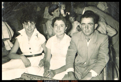 De fiesta
Sagrario Tacero, Martina Santiago y Manolo De la Cruz. Año 1949 
Keywords: fiesta