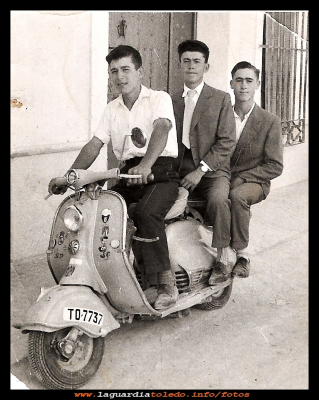Otra de amigos
Mariano Perea, Enrique y Tomás Valero, en una vespa, 1963.
Keywords: vespa 1963