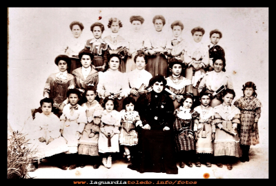 Clase de niñas
Clase de Doña Gregoria Olivar (1900)
Keywords: Clase niñas 1900