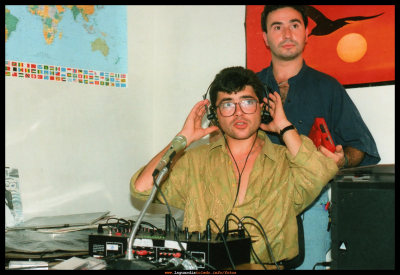 Dos de los fundadores de Radio Pachasco
Víctor emitiendo en directo en Radio Pachasco, desde sus estudios, provisionales, situados en un piso alquilado al "manchego" allá por los años 90-91.
