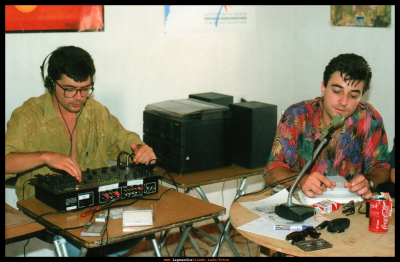 Dos de los fundadores de Radio Pachasco
Vícto y Jose emitiendo en directo en Radio Pachasco, desde sus estudios, provisionales, situados en un piso alquilado al "manchego" allá por los años 90-91.
Keywords: radio pachasco