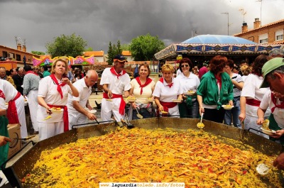 31 de Mayo de 2008. Paella popular organizada por la Peña Taurina "Los Timbales"
Sirviendo la paella...
