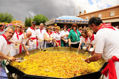 31 de Mayo de 2008. Paella popular organizada por la Peña Taurina "Los Timbales"
Sirviendo la paella...
