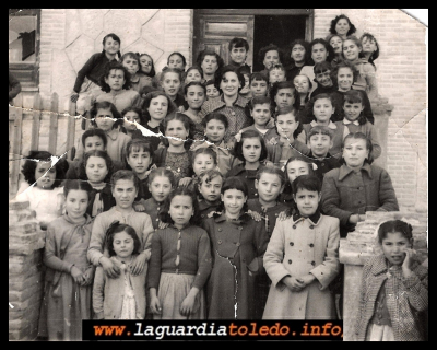 D. Victoria y sus niñas
D. Victoria Jáudenes  con su clase de niñas, en el colegio D. Valentín  Escobar, año 1952.
Keywords: Victoria niñas colegio Valentín  Escobar