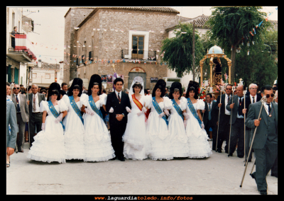 procesión
Procesión del Santo Niño a su paso por la calle Mayor esquina con la glorieta (25-9-1986)
Keywords: Procesión del Santo Niño  (25-9-1986)