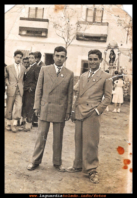 Recuerdos
Fiestas del 1953.
José Pedraza y José Cabiedas, en la plaza; por detrás el ayuntamiento y la carroza con el Santo Niño.

Keywords: Fiestas  Santo Niño
