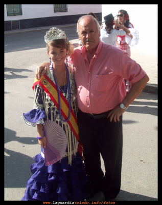Nos vamos a los toros
Rosana, reina de las fiestas 2009, con su tío Pedro
Keywords: toros reina rosana pedro