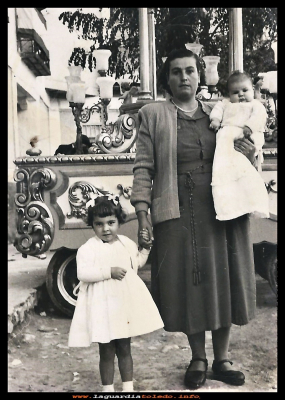 Mere con sus hijos...
Fiestas 1955, Mere Sánchez con sus hijos Rosario y Pepe Tejero
Keywords: Fiestas 1955 Rosario