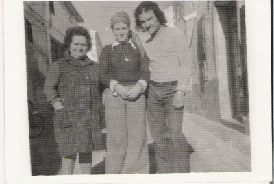 Juli con su madre Rosa y Laureano en la puerta de lo que sería la discoteca
