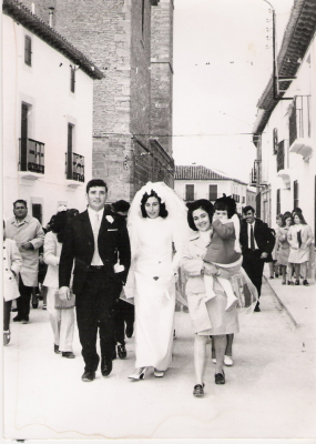 Eulogio y Margari el dia de su boda
año 70 los novios paseando despues de la ceremonia por la calle mayor
