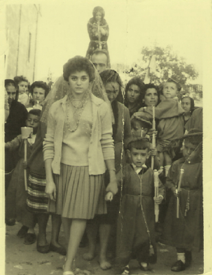 ofrecimiento al Santo Niño
camino de la ermita con la corona de espinas, el habito y la vela 
