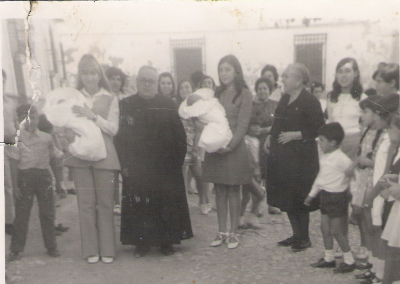 Bautizo de Jose Vicente Morales
Octubre del 71, en la puerta de la iglesia con D. Franciso el cura y Pilar la partera 
