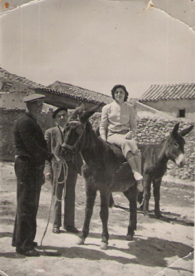 ¿burro taxi?
Vicente Caracoles y Alejandro el herrero paseando a una joven de Madrid
