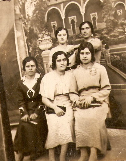 Cuadrilla de amigas. Fiestas 1929
Saturnina Nuño, Felisa Cabiedas, Maria Pasamontes, Victoria, Nieves Guzmán
Keywords: amigas