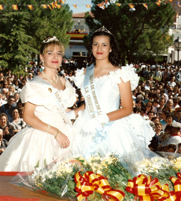 Fiestas 1995. Imposicion de bandas a las damas
De izquierda a derecha: Dama saliente Mª Celeste Muñoz . Dama entrante Lourdes Peláez
