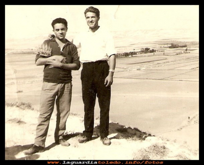  27 de Septiembre de 1960
Julio Campaya y Paco "bache" en los cerros de detras de la ermita del Santo Niño.
FIESTAS, CELEBRACIONES Y TRADICIONES: Fiestas patronales 1960
Keywords: Julio Campaya y Paco bache