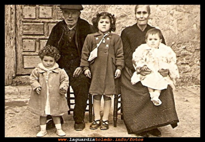 Balbino Cabiedas y Emérita Hernández  con sus nietas Margarita, Angelita y Mari. Año 1951
Keywords: abuelos nietos