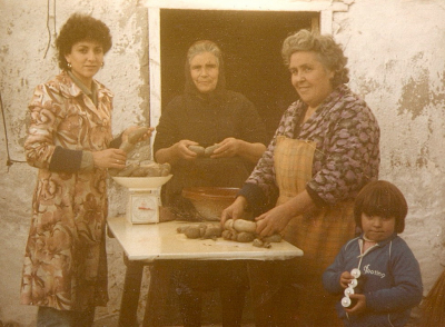 De matanza II , diciembre de 1982
Consuelo Martin-Rubio , Felisa Cabiedas , Ines Hernández , Mª Celeste Muñoz . Pesando las morcillas .                         
Keywords: matanza