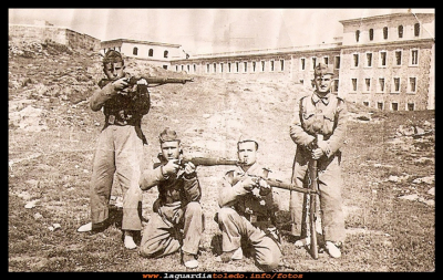 La mili
De izquierda a derecha: Marcial (nieto del tio diablo) , Faustino Ruiz, Tomás Cantador, Goyo Torralba. En la  Academia de infanteria de Toledo 1955
Keywords: la mili