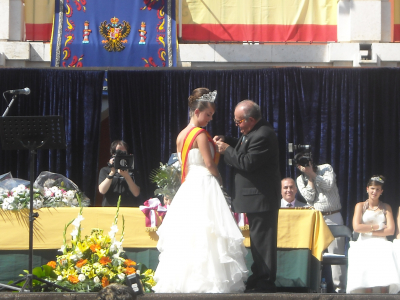 Imposición de la medalla del Santo Niño.
El Presidente de la Cofradía del Santo Niño, D. José Espada, impone la medalla del Santo Niño a la Reina de las Fiestas Rosana Mascaraque.

