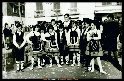 Bailes regionales
1970. Bailes regionales de la "Sección Femenina"

Keywords: bailes regionales seccion femenina