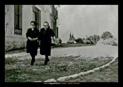 Isidora Pedraza y Paca Torralba paseando por la Casa de Marisol 1967
[url=http://www.laguardiatoledo.info/fotos/displayimage.php?pos=-3699][color=blue][b][i]Secuencia de la película "Las 4 bodas de Marisol" rodada en la Casa Marisol (1967)[/color][/i][/b][/url] 
[url=http://www.laguardiatoledo.info/fotos/displayimage.php?pos=-1445][color=blue][b][i]La Casa de Marisol desde Google Earth[/color][/i][/b][/url] 
Keywords: Isidora Pedraza y Paca Torralba paseando por la Casa de Marisol 1967