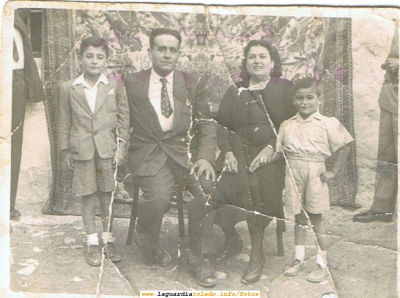 25 de Septiembre del 54. Foto de familia
En ella aparecen los abuelos de Fernando Santiago: Valentín y  Mª Antonia, su tío Julian y su padre Vicente.
