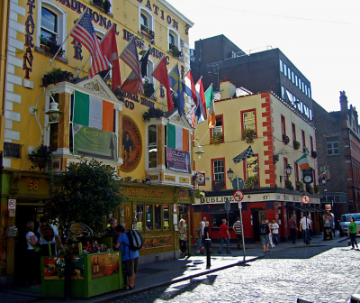 6 de diciembre de 2007. Anika III - The Temple BAR
The Temple Bar está situado en la zona de garitos del centro de Dublin. Es también una de las zonas más turísticas. Las calles están empedradas del siglo nosecuantos y siempre esta lleno de gente de todo tipo. Normalmente esta plagada de artistas callejeros de estos que montan su espectáculo en cualquier esquina. 

A mi es una zona que me encanta por el ambiente tan multicultural que te encuentras: un japones, un gótico, una irlandesa rubísima, un clon de John Lennon, un mendigo, un malabarista, una adivina, etc...


Keywords: 6 de diciembre de 2007. Anika III - The Temple BAR