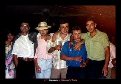 1988 25 de Septiembre en "Las Tres Espadas", noches de Rock and Roll...
 De izquierda a derecha: Johnny(Cristóbal), Chuti(Angel), Fred(Fernado), Sander's(Santiago) y McAbeo(Pablo).

Dedicada a [b]MariBe[/b] que por casualidad hoy nos hemos reencontrado después de casi 20 años sin habernos visto, el mismo tiempo que hace que se tomó esta foto, que por cierto, coincide con el fin  del verano en el que nuestras vidas tomaron rumbos distintos.

Nauta.


Keywords: 1988 25 de Septiembre en "Las Tres Espadas".