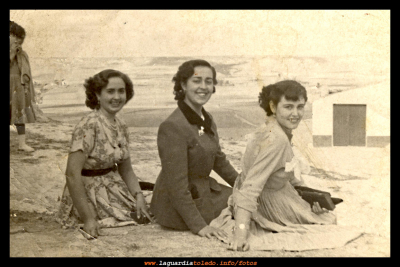 Amigas
Margarita Dones, Ino Peláez (potaja) y Nati Martínez sentadas en el cerro de los señores, mirando hacia la cuesta de la fuente.

Keywords: amigas cerro de los señores