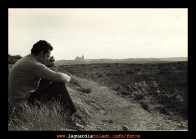 Momento de soledad - La Guardia 1979
No sabemos si el autor de esta foto, que presumimos que es Garbriel Santiago "Lito" , la titularía así, pero lo que si sabemos es que logra lo que los artistas persiguen, que es, emocionar. ¡ Nuestra enhorabuena,  aunque llegue 30 años después !  
