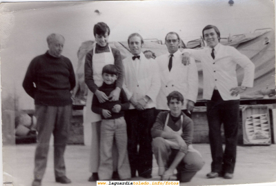 Plantel de camareros de Salones Espada
En la foto: Emilio, Paco, Rafa, Antonio y su hermano pequeño Fernando, Román y Gervasio
