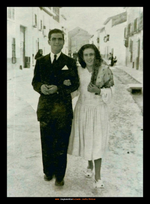 1948 Inés Hernández y Jesús martín Rubio por la calle Mayor.
Keywords: 1948 Inés Hernández y Jesús martín Rubio por la calle Mayor.