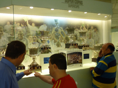 Visita al estadio Santiago Bernabéu realizada por Homiguar (III)
Contemplando los trofeos del Real Madrid
