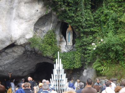 VIAJE A LOURDES
LA MIRADA DE LOS PEREGRINOS FIJADA EN LA VIRGEN, EN LA QUE TIENEN PUESTA TODA SU FE
