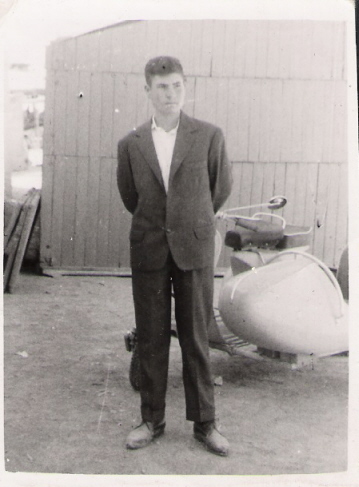 Tomas
Tomas Orgaz, en la plaza delante de una caseta  (seria de turrón ) año 1962.

Keywords: Tomas