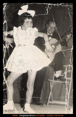  Bailando
Emilia Campaya  bailando, a la guitarra, Don Julián (el marido de Doña Benita)   año 1958

Keywords: Emilia bailando, a la guitarra, Don Julián